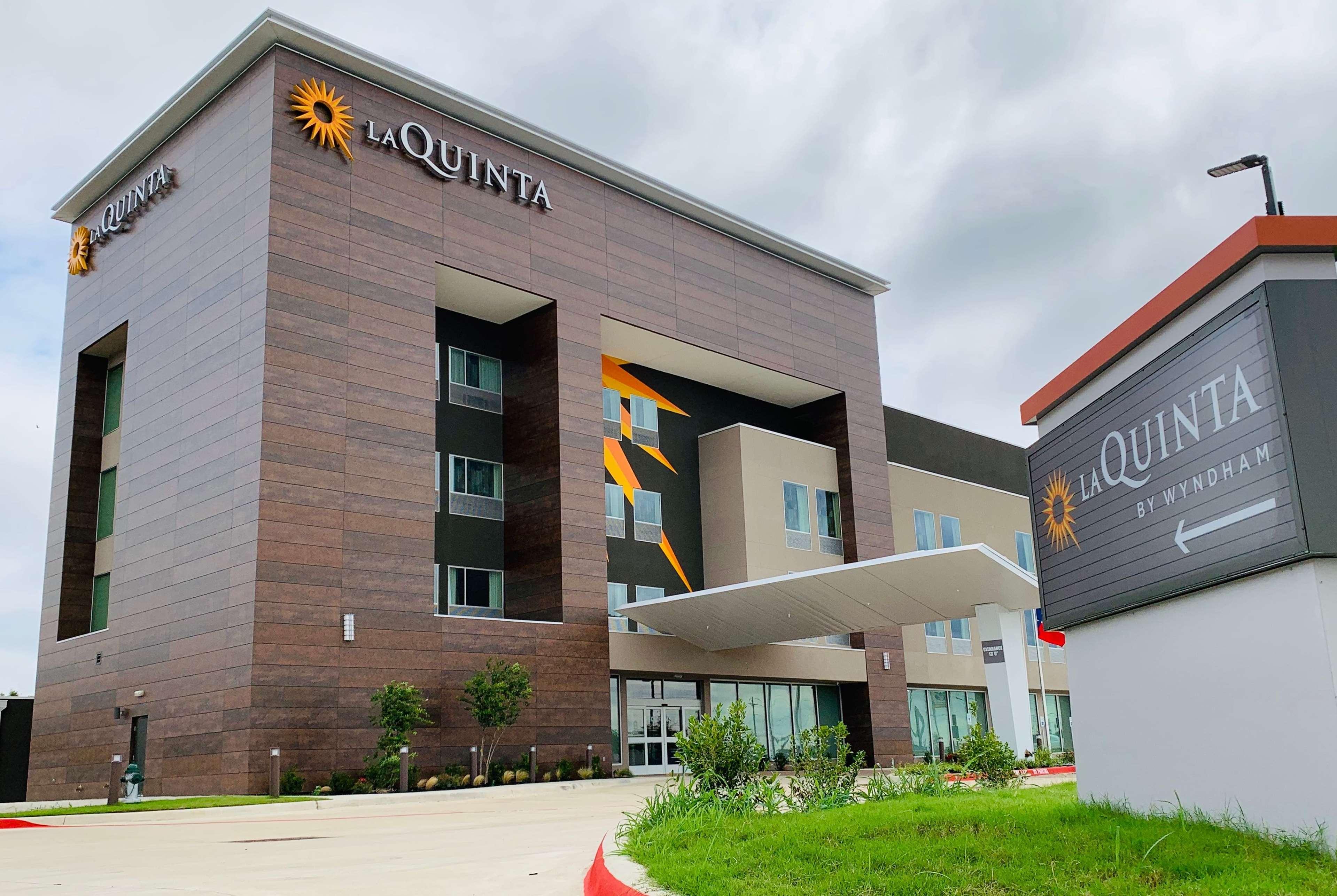 La Quinta Inn & Suites By Wyndham - Red Oak Tx Ih-35E Buitenkant foto